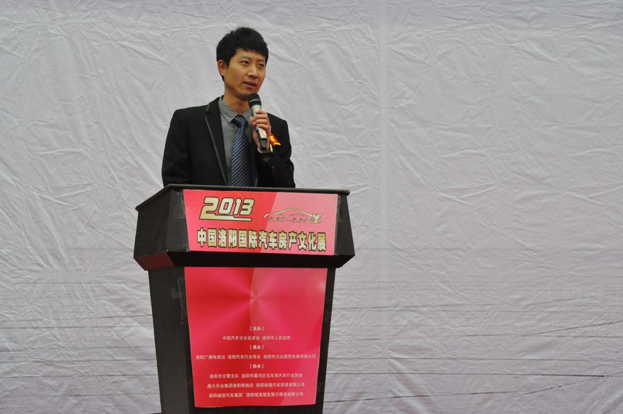 江淮汽車(chē)洛陽(yáng)億瑞4S店金牌銷(xiāo)售顧問(wèn)李宇先生做新車(chē)講解