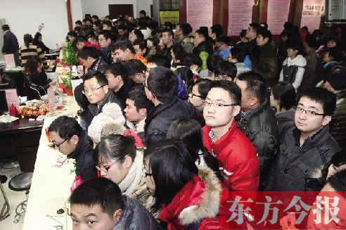 昨日上午，鄭州市金水區(qū)民政局婚姻登記處，領(lǐng)證的新人擠滿了辦證大廳