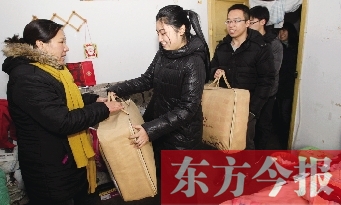 昨天下午，多位東方今報愛心讀者前往鄭州市困難戶家中贈送棉被