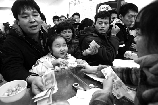 1月30日，李剛小面館收銀臺前，更多的市民大量買走“面卡”帶回家去