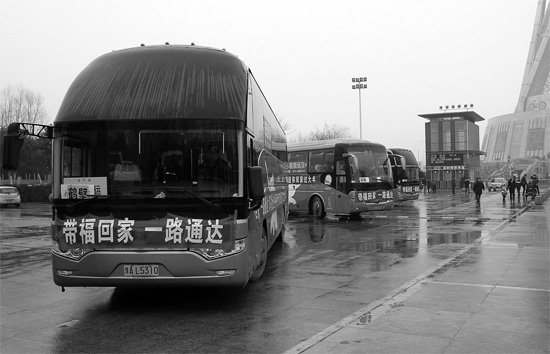 昨天上午10點(diǎn)，17輛愛(ài)心大巴從中原福塔廣場(chǎng)發(fā)車