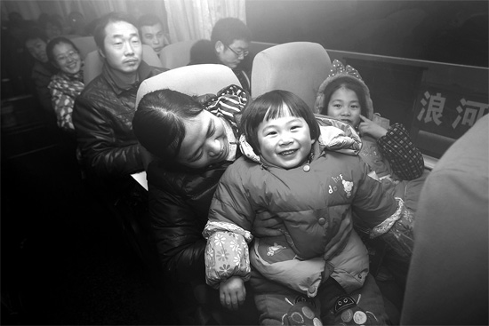 坐上愛(ài)心大巴，乘客滿臉喜悅