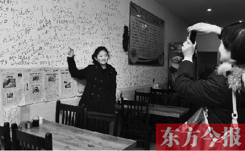 東方今報“一碗面的溫暖”還在延續(xù)，媒體和愛心人士的吃面接力熱情不減。