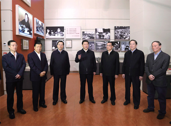 年11月29日，新一屆中共中央政治局常委到國家博物館參觀《復(fù)興之路》展覽時