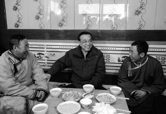 今年2月4日，李克強來到內(nèi)蒙古興安視察，與村民們拉家常