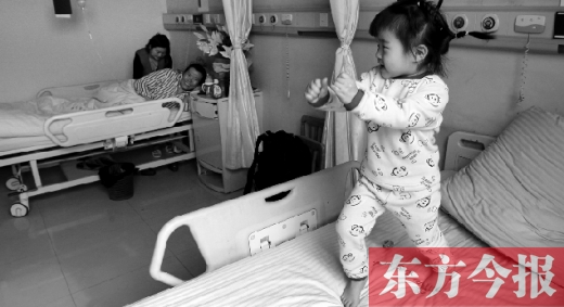 2月7日，春節(jié)前的第3天，雖然傷口很是疼痛，但3歲女兒可愛的“騎馬舞”是李剛最好的“止痛藥”