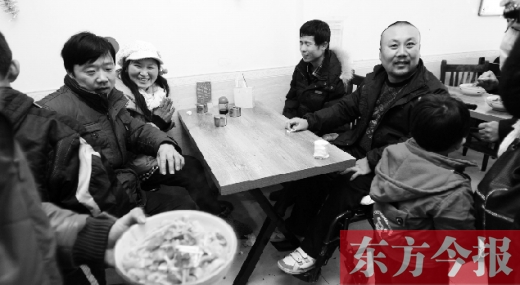 1月26日，坐著輪椅的袁海軍再次出現(xiàn)在李剛的面館，這次和他同來(lái)的是他的3位殘疾人朋友