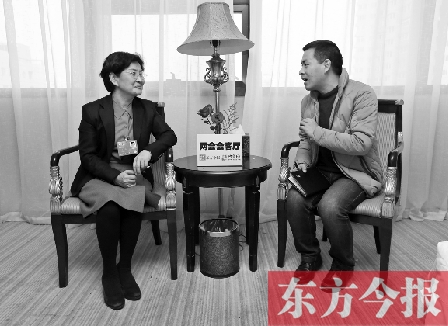 全國(guó)人大代表、省文化廳廳長(zhǎng)楊麗萍（左）在接受“兩會(huì)會(huì)客廳”采訪