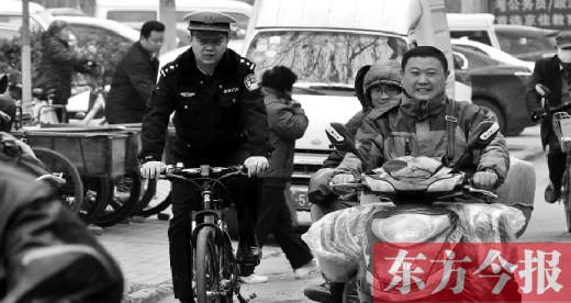 為了倡導綠色出行，鄭州市交警三大隊民警以身作則騎自行車上下班