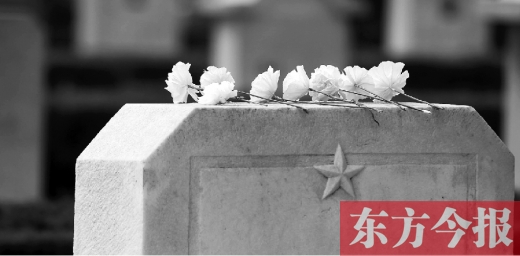清明假期里，各界人士來到鄭州烈士陵園，緬懷先烈。一座無名烈士的墓碑上，擺放著人們帶來的白花