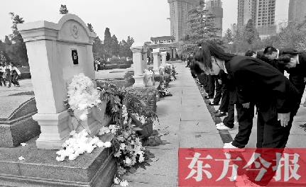清明節(jié)，鄭州烈士陵園。學(xué)生在吉鴻昌烈士墓前鞠躬致禮