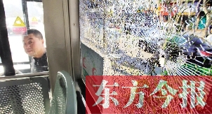 4月6日，鄭州市108路公交車一整塊車窗玻璃被鋼珠擊碎