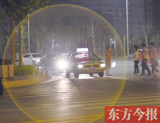 昨晚，鄭州火車東站，一些出租車?？吭诼愤?，見到行人不時主動搭訕 東方今報暗訪組 攝