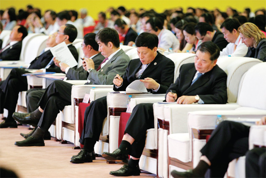 在推介會(huì)上，省長(zhǎng)謝伏瞻（前排右二）在認(rèn)真記錄嘉賓的發(fā)言