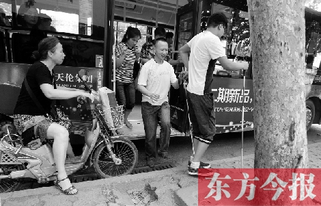 每到下車時(shí)，宋鵬（右一）和胡興開（右二）都很艱難，好在周圍的市民都挺照顧的