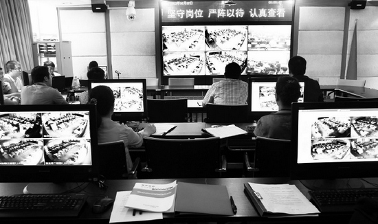 2013年高考首日，鄭州市國家考試考務(wù)指揮中心內(nèi)，工作人員通過監(jiān)控器遠程監(jiān)考