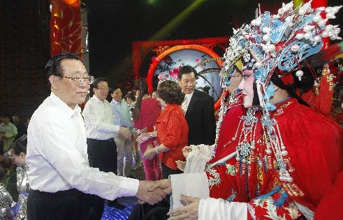 頒獎晚會結(jié)束后，王剛（左一）、郭庚茂（左二）、謝伏瞻（左三）上臺和演職人員握手
