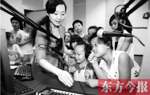 河南廣電全媒體小記者參觀河南電臺(tái)教育廣播樂活1066，體驗(yàn)當(dāng)主持人的樂趣