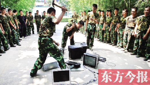 為了讓孩子表達(dá)戒除網(wǎng)癮的決心，學(xué)校組織孩子親手砸毀電腦