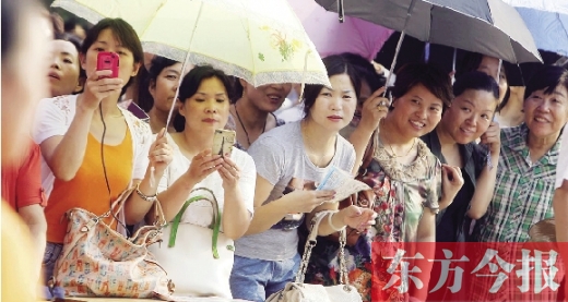 7月6日，鄭州市文化路省實(shí)驗(yàn)中學(xué)小升初測(cè)評(píng)點(diǎn)，家長(zhǎng)們聚集在一起，焦急地等待自己的孩子走出考場(chǎng)