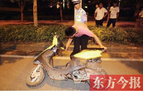 7月9日夜，鄭東新區(qū)街頭，鄭州市交巡警六大隊民警查住一輛“炸街”摩托車