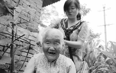 焦作市溫縣黃莊鎮(zhèn)南韓村的王吉氏老人，如今已是115歲高齡　