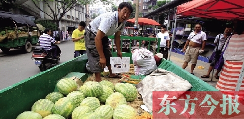 因?yàn)橐估锼?，?lái)鄭州賣(mài)瓜的開(kāi)封瓜農(nóng)姚老漢不但丟錢(qián)還丟瓜