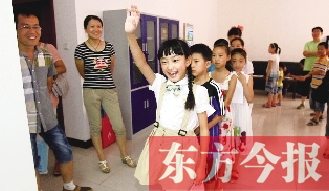 成長訓練營面試在東方今報發(fā)行中心舉行。圖為面試現(xiàn)場