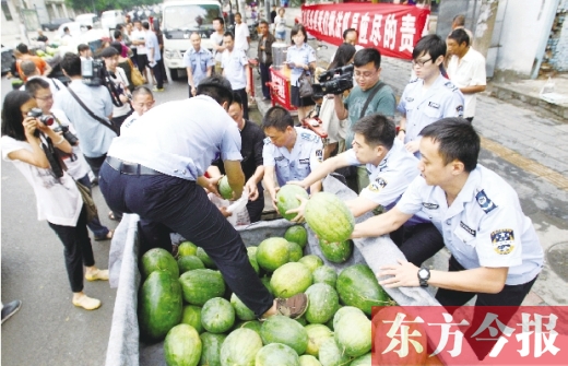 過秤開始，鄭州管城區(qū)城市管理執(zhí)法局等五局委共買了96500斤西瓜