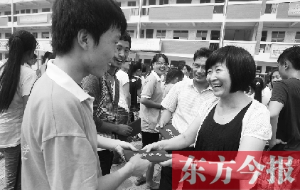 7月23日，晨鐘教育集團黨委書記張玲為支教大學生頒發(fā)證書