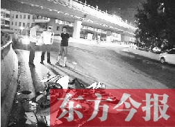 昨日凌晨3時(shí)，鄭州市區(qū)河醫(yī)立交橋下，交警在勘察現(xiàn)場