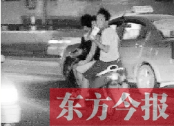 盡管剛剛發(fā)生摩托車車禍，現(xiàn)場很快又現(xiàn)載人摩托車疾馳