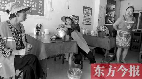 7月30日下午，鄭州市建設(shè)路一家面館老板毋女士，給兩位環(huán)衛(wèi)工端水解暑