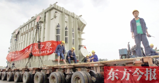天降大雨，加大了行走的難度，工人們用支桿頂起沿途的電纜