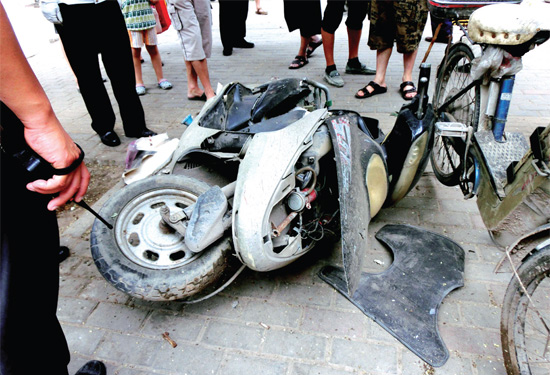 8月3日，棉紡路與六廠前街交叉口附近一輛水泥罐車突然爆胎，路邊一輛電動車被沖擊波震翻報廢