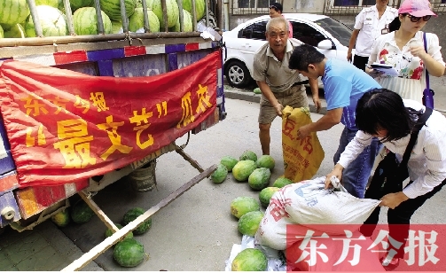 昨日，得知“最文藝瓜農(nóng)”祁老漢（左一）被困，市民紛紛購愛心瓜
