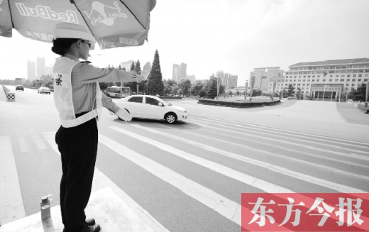 昨日，駐馬店市開源大道，女交警冒高溫指揮交通