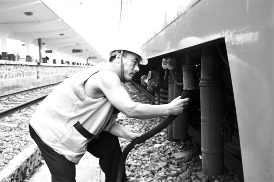 昨日，商丘火車站給水員在烈日下工作