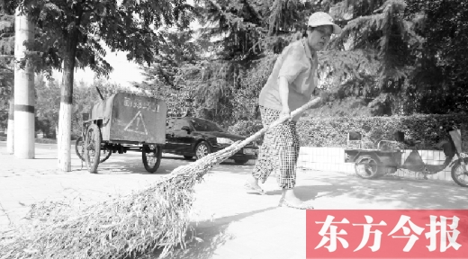 昨天下午4點(diǎn)，新鄭市溱水路，64歲的陳明花正在打掃衛(wèi)生，這一段曾是靳春波負(fù)責(zé)的路段