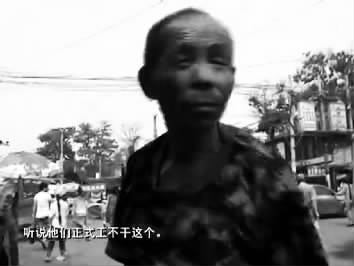 視頻中的男子面對鏡頭發(fā)泄心中的不滿：不合理，明擺著剝削人