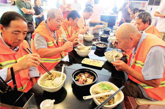 8月18日中午，鄭州市商城路一家飯店邀請33位一線環(huán)衛(wèi)工免費吃頓飯