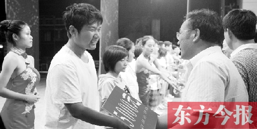 8月25日，河南電視臺8號演播廳，寒門學子每人拿到了5000元助學金