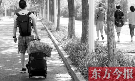 滿(mǎn)載著家人的希望，沿著學(xué)校的路標(biāo)，鄭州大學(xué)新生入學(xué)了，一位新生自己帶著行李來(lái)報(bào)到