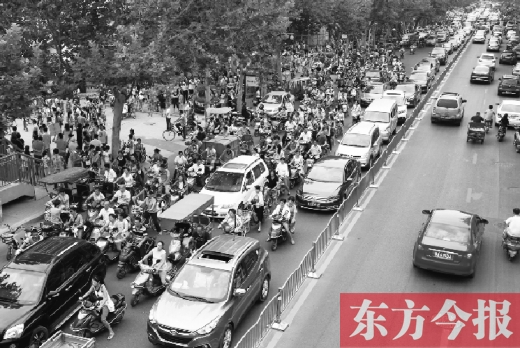 鄭州市城東路上，因?yàn)楦浇鼉伤W(xué)開學(xué)，造成交通大擁堵