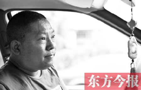 鄧太和帶父親去看病，兩天都沒打開過出租車后備廂