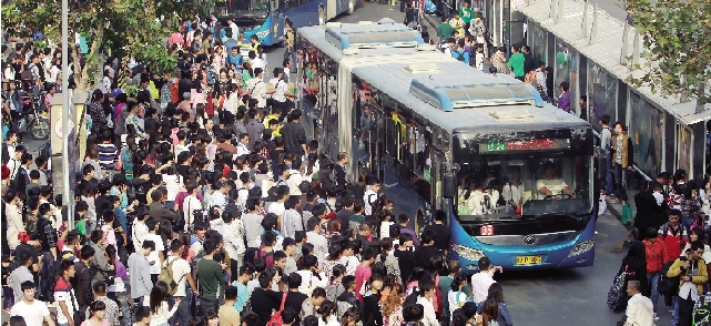 鄭州火車站，等候公交車的人們 東方今報記者 劉棟杰圖