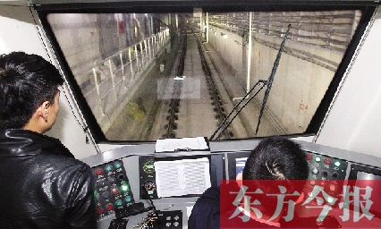 為了地鐵一號線在年底按期投入試運營，大家正在緊張調(diào)試