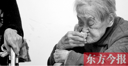 在鄭州惠濟區(qū)紅樹林老年療養(yǎng)院內(nèi)，一位老人在吃蛋糕