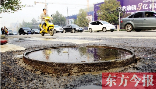 鄭州市航海路與興華南街交叉口當(dāng)中，一處突出地面的窨井口隨時(shí)“伏擊”著粗心的路人
