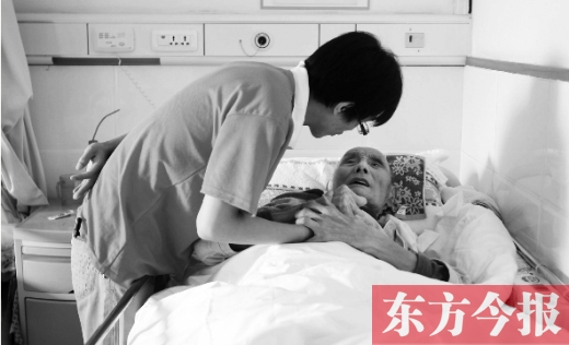 10月11日，鄭州愛馨養(yǎng)老集團。護工對老人無微不至地關(guān)懷照顧